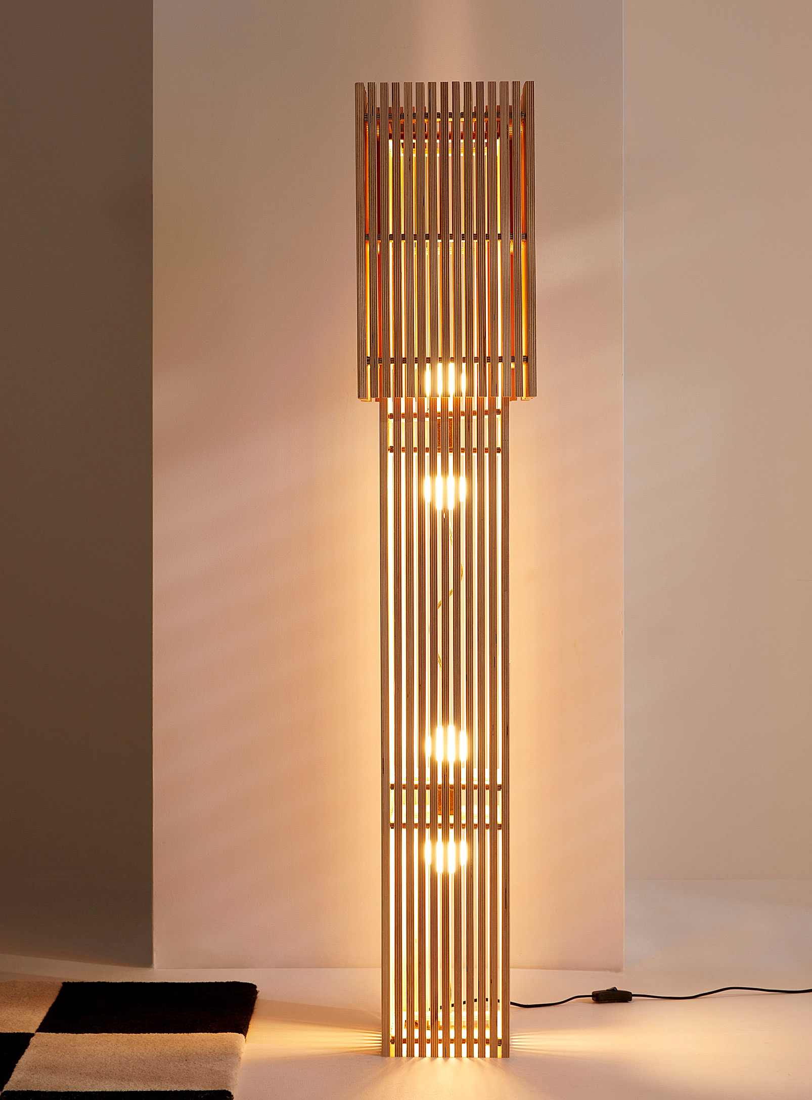 Stamátios Fragos - La lampe sur pied minimaliste