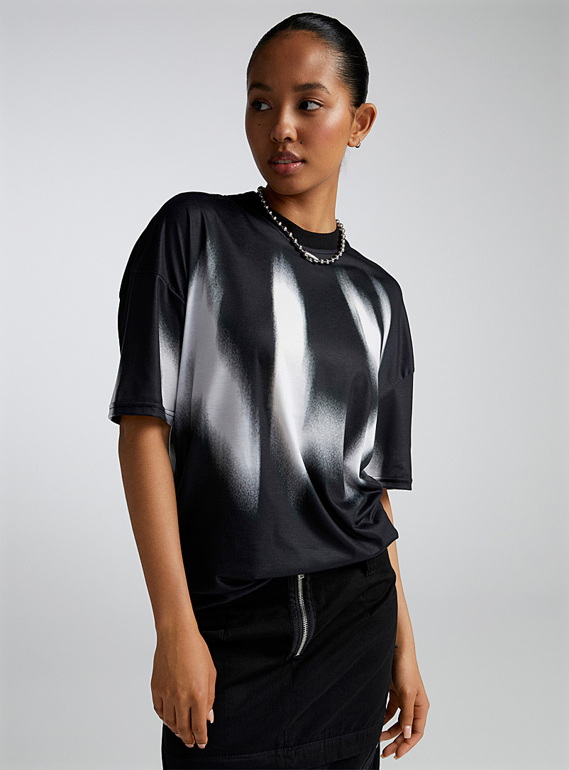 Twik: Le t-shirt impression abstraite bicolore Blanc et noir pour femme
