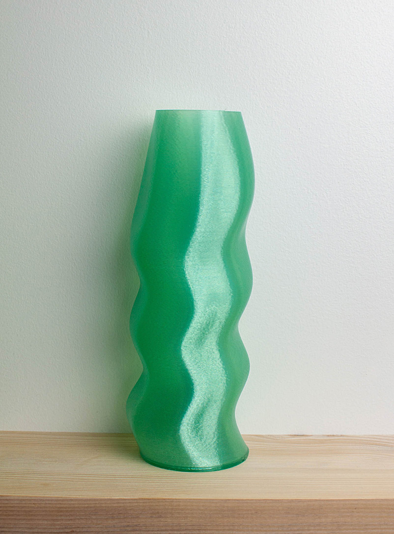 Stooludio: Le vase ondulé translucide no 1 Exclusivité Fabrique 1840 24,5 cm de hauteur Vert pâle