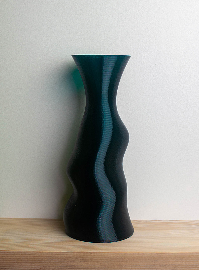 Stooludio: Le vase ondulé translucide no 2 Exclusivité Fabrique 1840 24,5 cm de hauteur Vert foncé