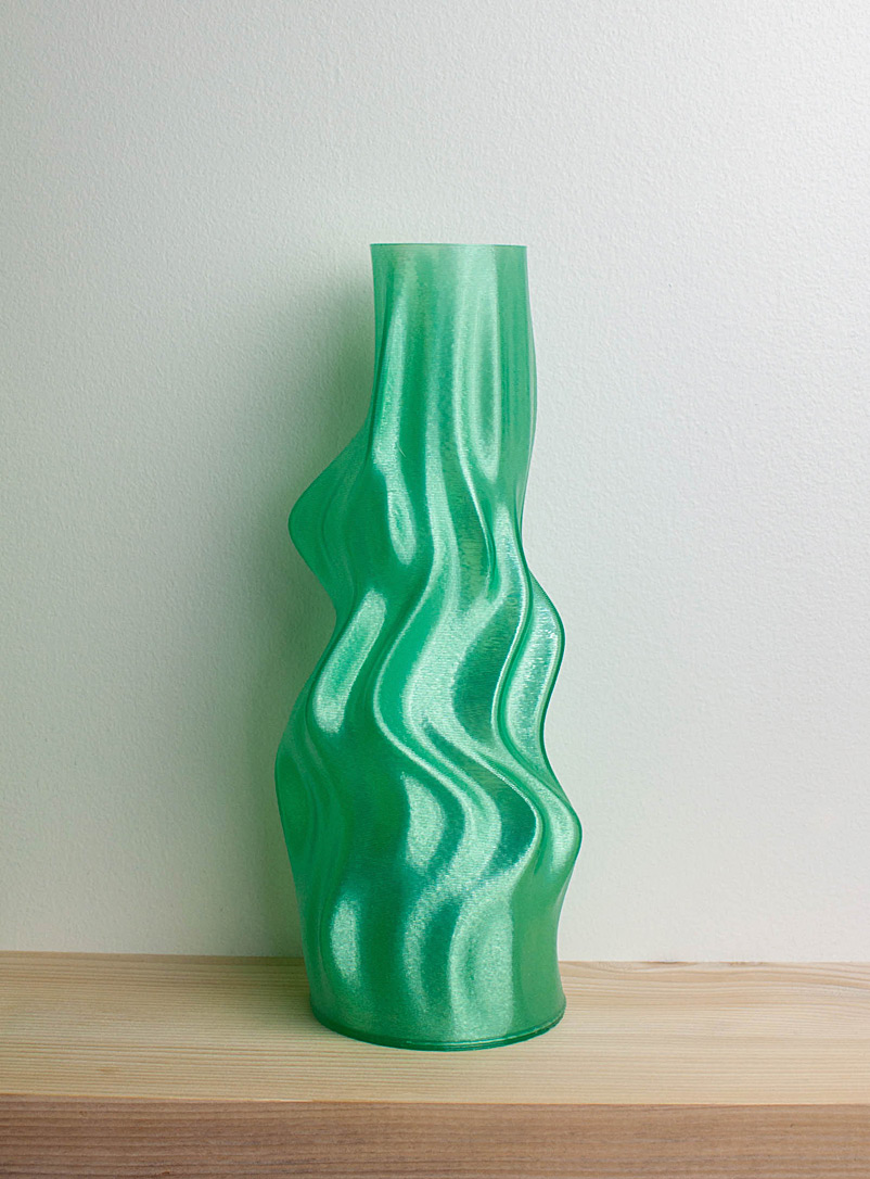 Stooludio: Le vase ondulé translucide no 3 Exclusivité Fabrique 1840 24,5 cm de hauteur Vert pâle