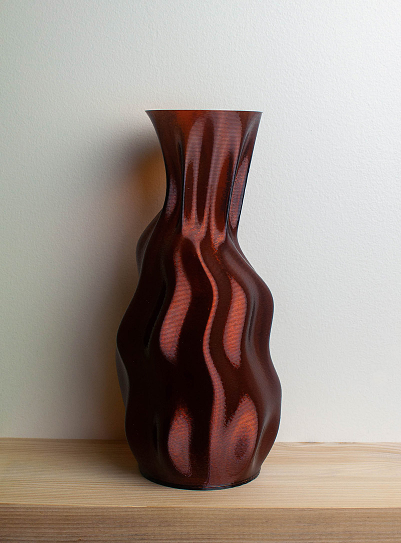 Stooludio: Le vase ondulé translucide no 5 Exclusivité Fabrique 1840 24,5 cm de hauteur Rouge foncé
