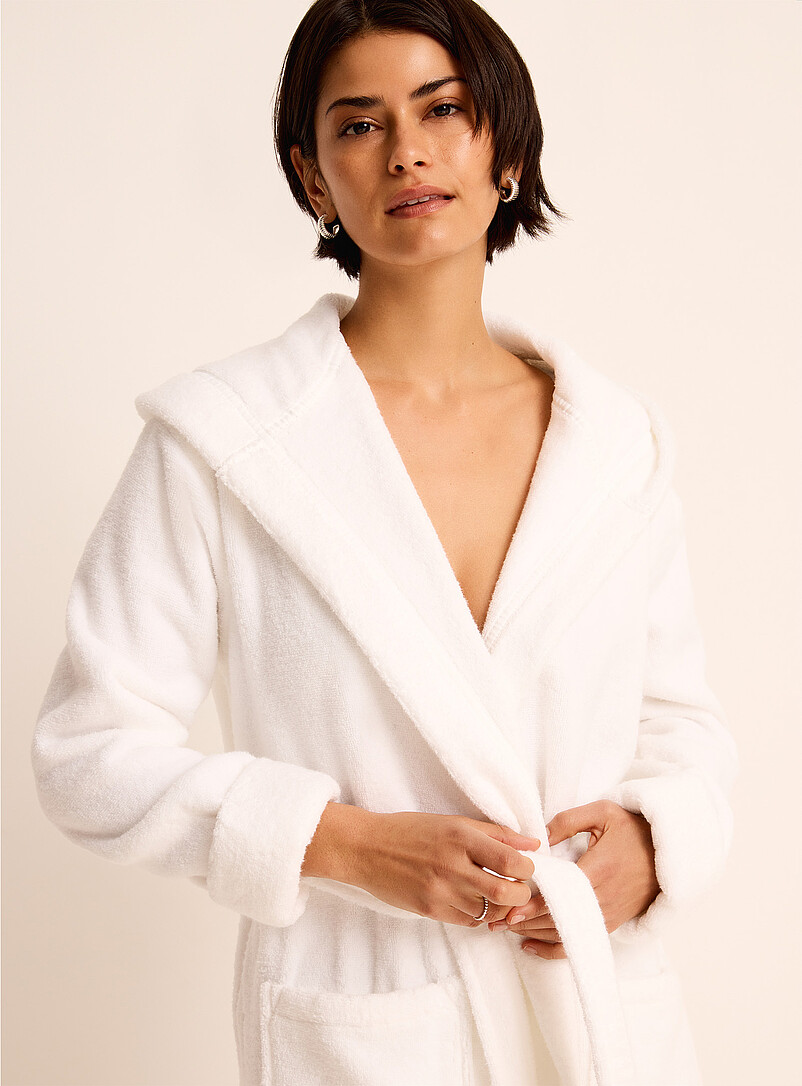 Miiyu: Le long peignoir ratin&eacute; &agrave; capuche Blanc pour femme