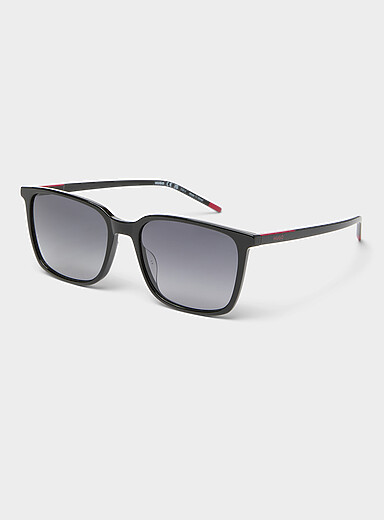 Les lunettes de soleil carr&eacute;es d&eacute;tails rouges
