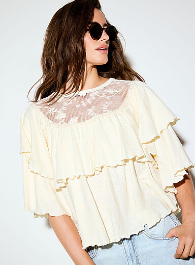 Crocheted-collar ruffled T-shirt