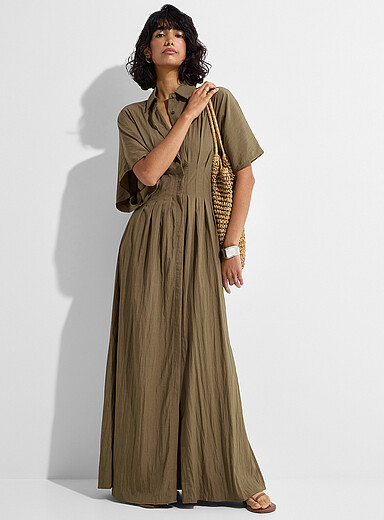 La longue robe cintr&eacute;e &agrave; plis