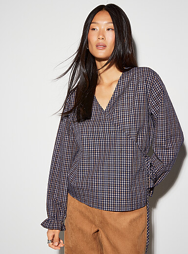 La blouse cache-c&oelig;ur &agrave; nouer carreaux