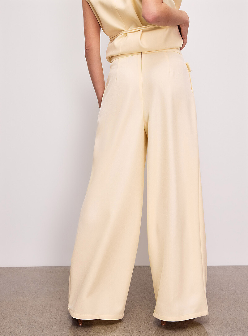 Ic&ocirc;ne: Le pantalon large &agrave; plis ceinture asym&eacute;trique Blanc cass&eacute; pour femme