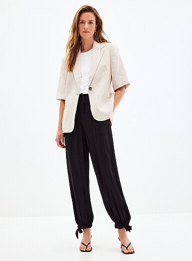 Tie-up ankles flowy pant <b>Fit: Loose leg, high rise</b>