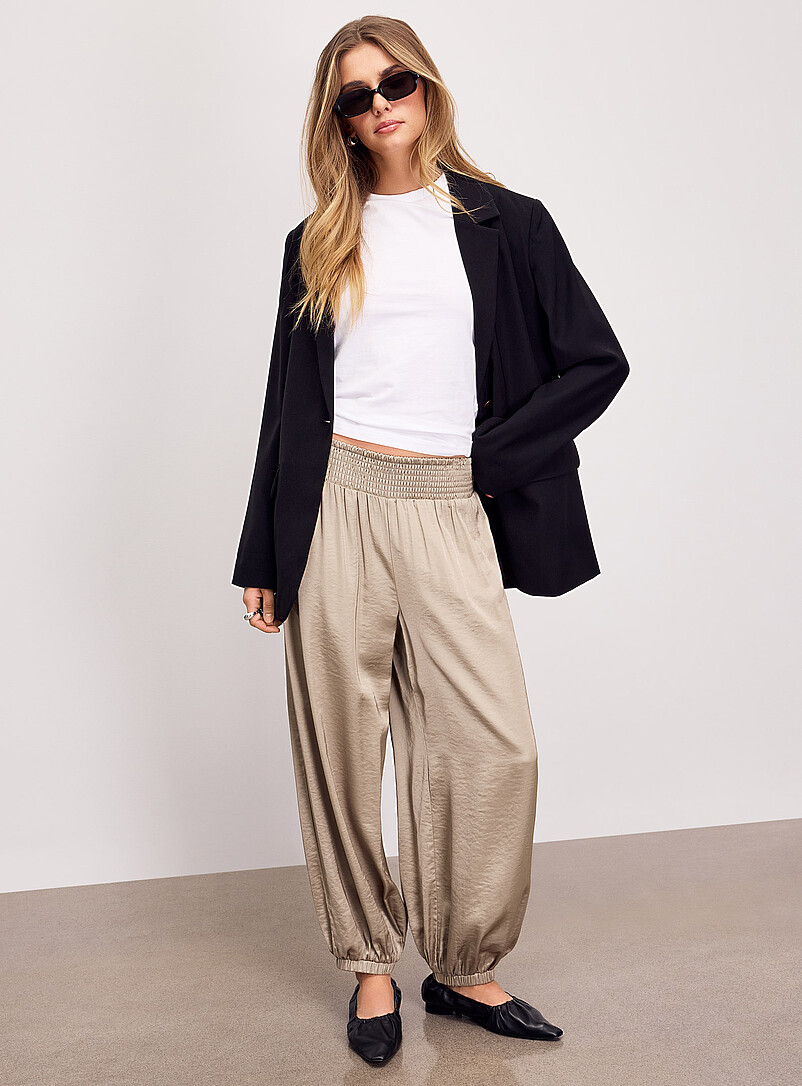 Ic&ocirc;ne: Le jogger taille smock&eacute;e satin fluide Vert pour femme