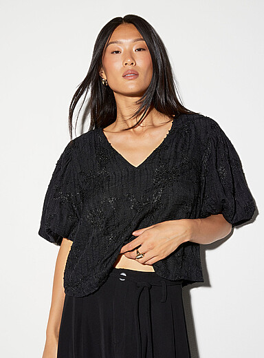 La blouse broderie boucl&eacute;e manches bouffantes