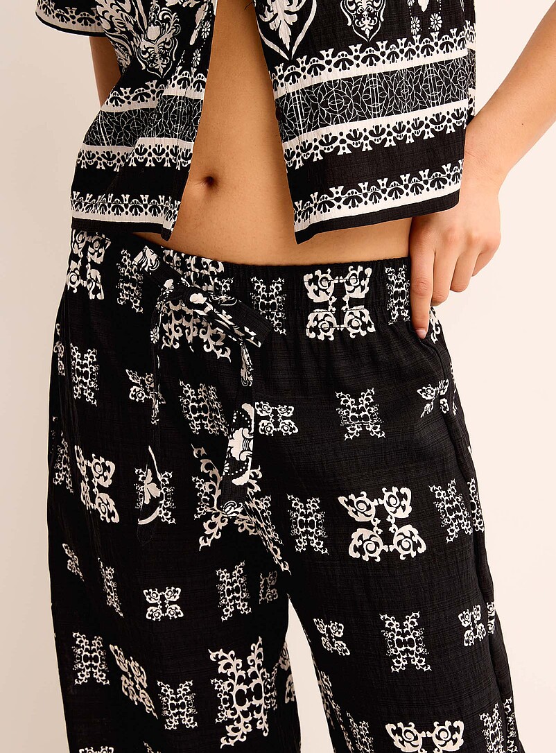 Simons: Le pantalon large motif ornemental Noir &agrave; motifs pour femme