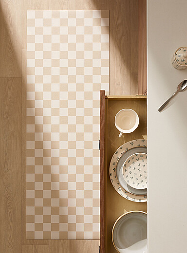 Le tapis de couloir vinyle damier cr&egrave;me et caf&eacute; 50 x 140 cm