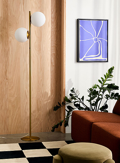 La lampe sur pied &oelig;uvre sph&eacute;rique dor&eacute;e