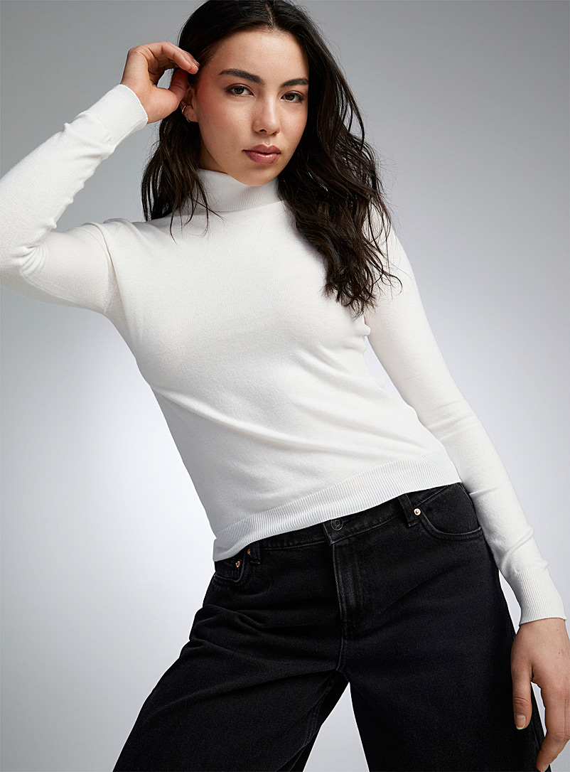 Twik: Le chandail col roulé fin tricot Blanc pour femme