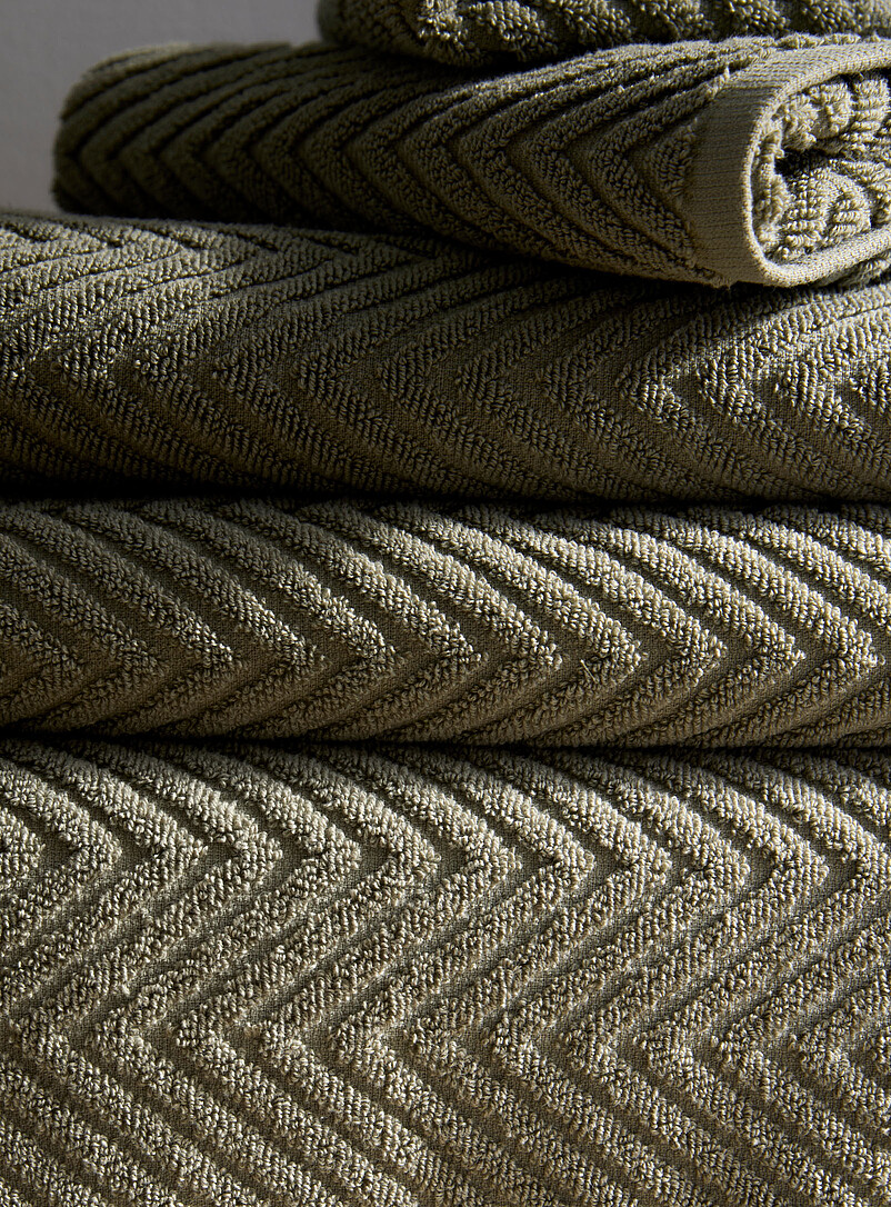 Simons Maison: Les serviettes texture chevrons coton bio Absorbantes, motif graphique moderne Blanc cass&eacute;