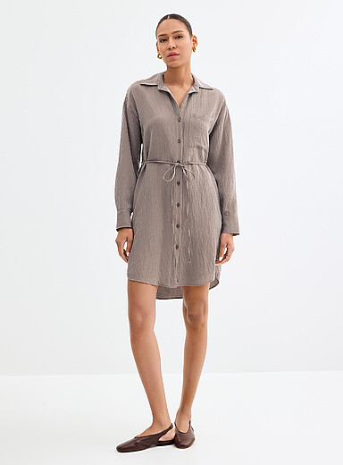 La robe chemise ceintur&eacute;e fines rayures