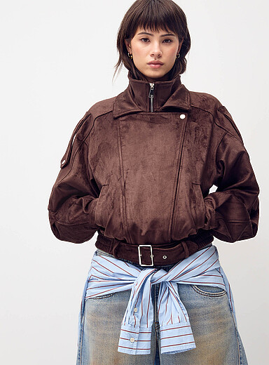 Le blouson faux su&egrave;de rabat boutonn&eacute;