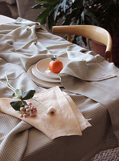 La nappe tissu r&eacute;cup&eacute;r&eacute; rayures binaires