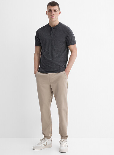 Le jogger chino extensible