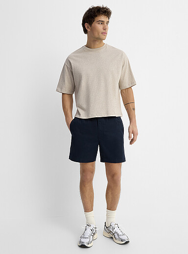 Le short chino taille cordon <b>Longueur d'entrejambe : 18 cm (7 po)</b>