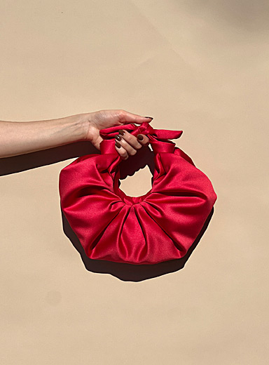 Le sac croissant satin&eacute; Kiku