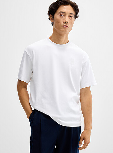 Le t-shirt logo brod&eacute; ton sur ton