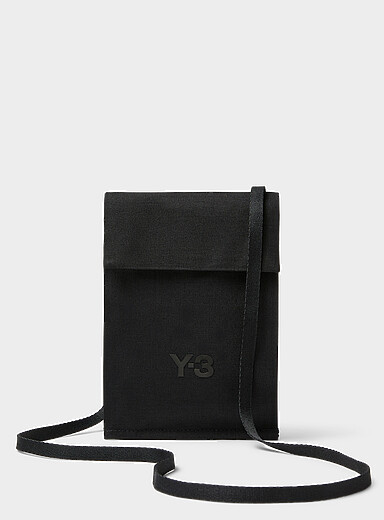 La pochette bandouli&egrave;re logo ton sur ton
