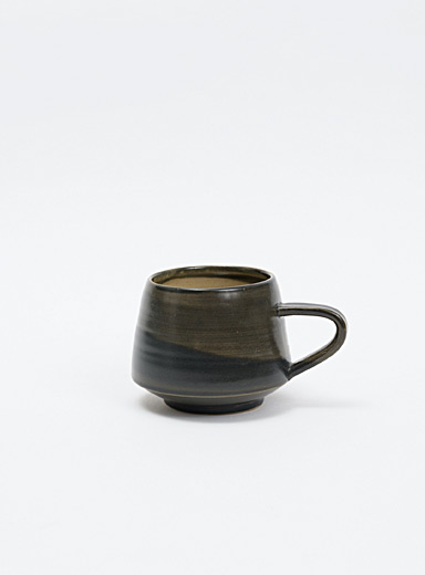 La tasse en gr&egrave;s minimaliste anse fine