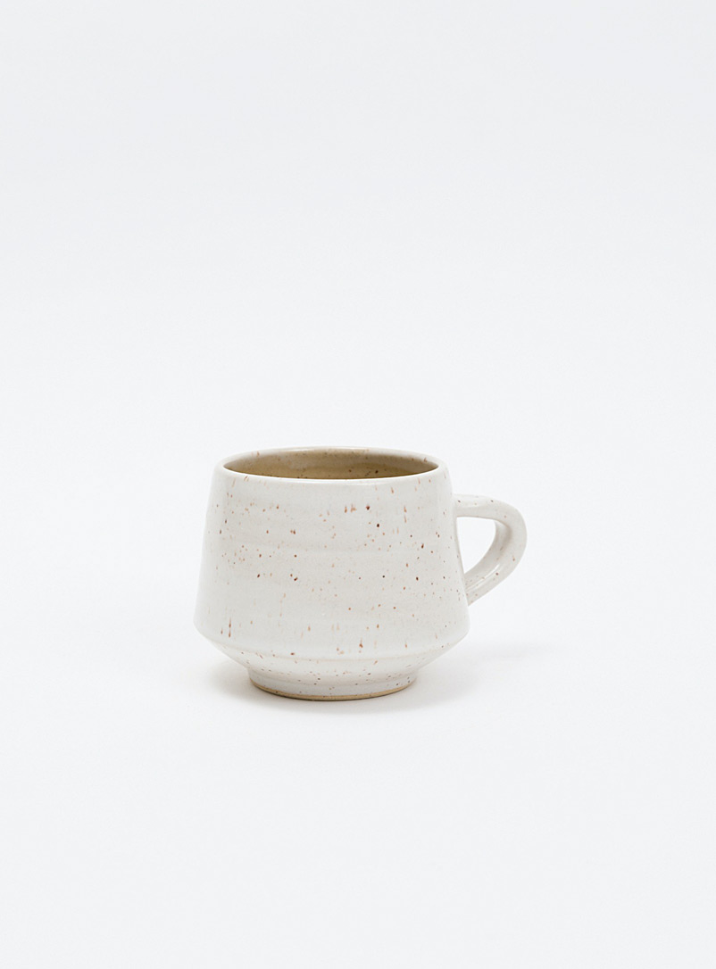 Kate Metten Ceramics: La tasse en grès minimaliste anse fine Blanc