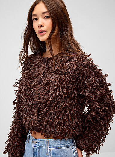 Le cardigan carr&eacute; tricot d&eacute;senfil&eacute;