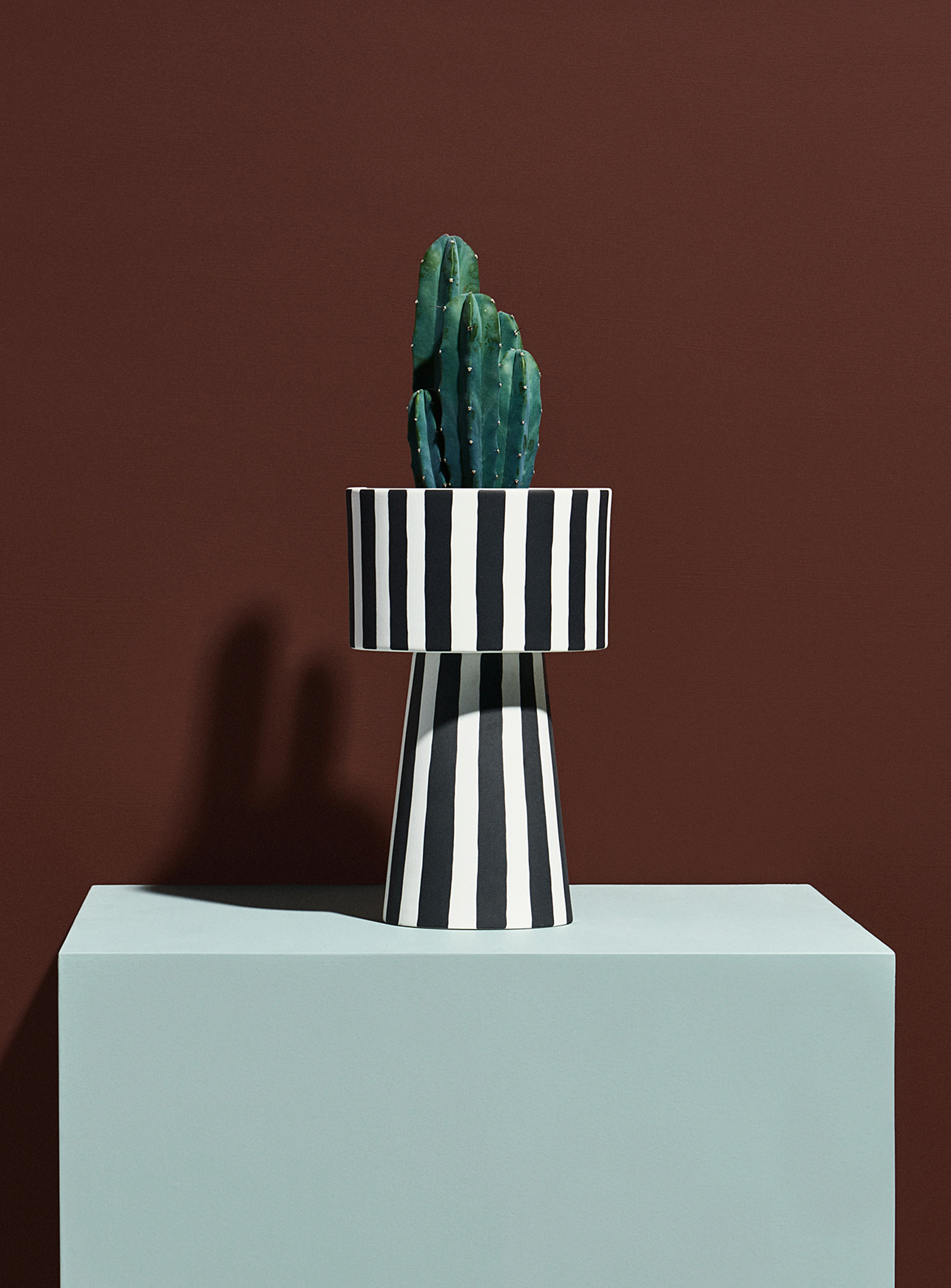 Oyoy Living Design Retro Stripes Large Standing Planter 6 In At The Opening In Black And White