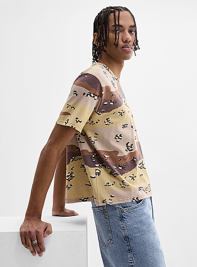Le t-shirt court camo d&eacute;sertique <b>Importation de S&eacute;oul</b>