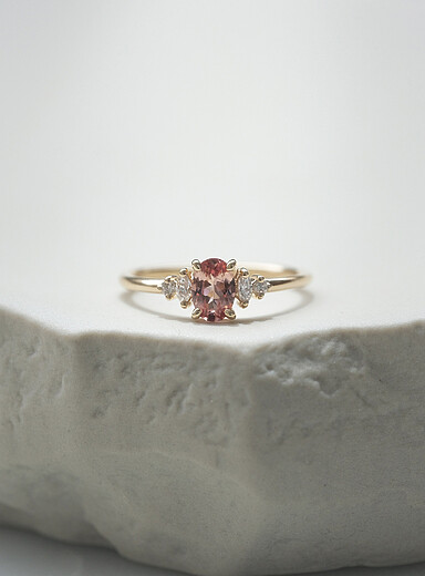 La bague Alice grenat Malaya et diamants