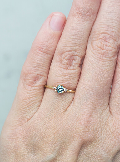 La bague Liv saphir et diamants