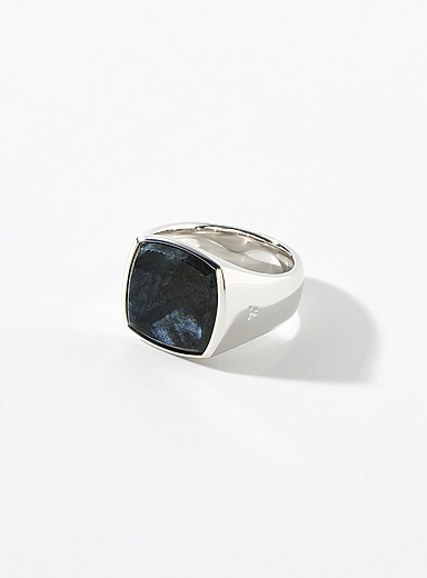 La bague chevali&egrave;re Cushion Larvikite