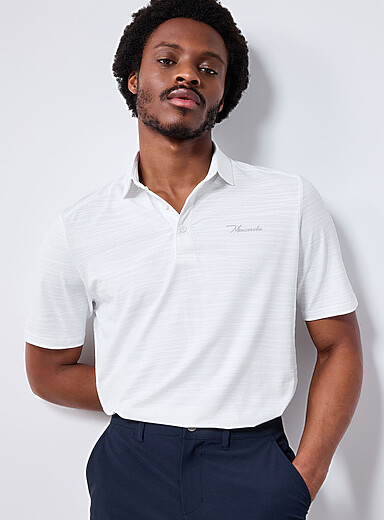 Le polo de golf microperfor&eacute; trame ray&eacute;e