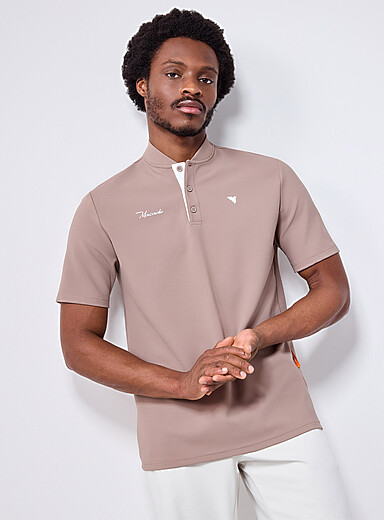 Le polo de golf col bomber c&ocirc;tes horizontales