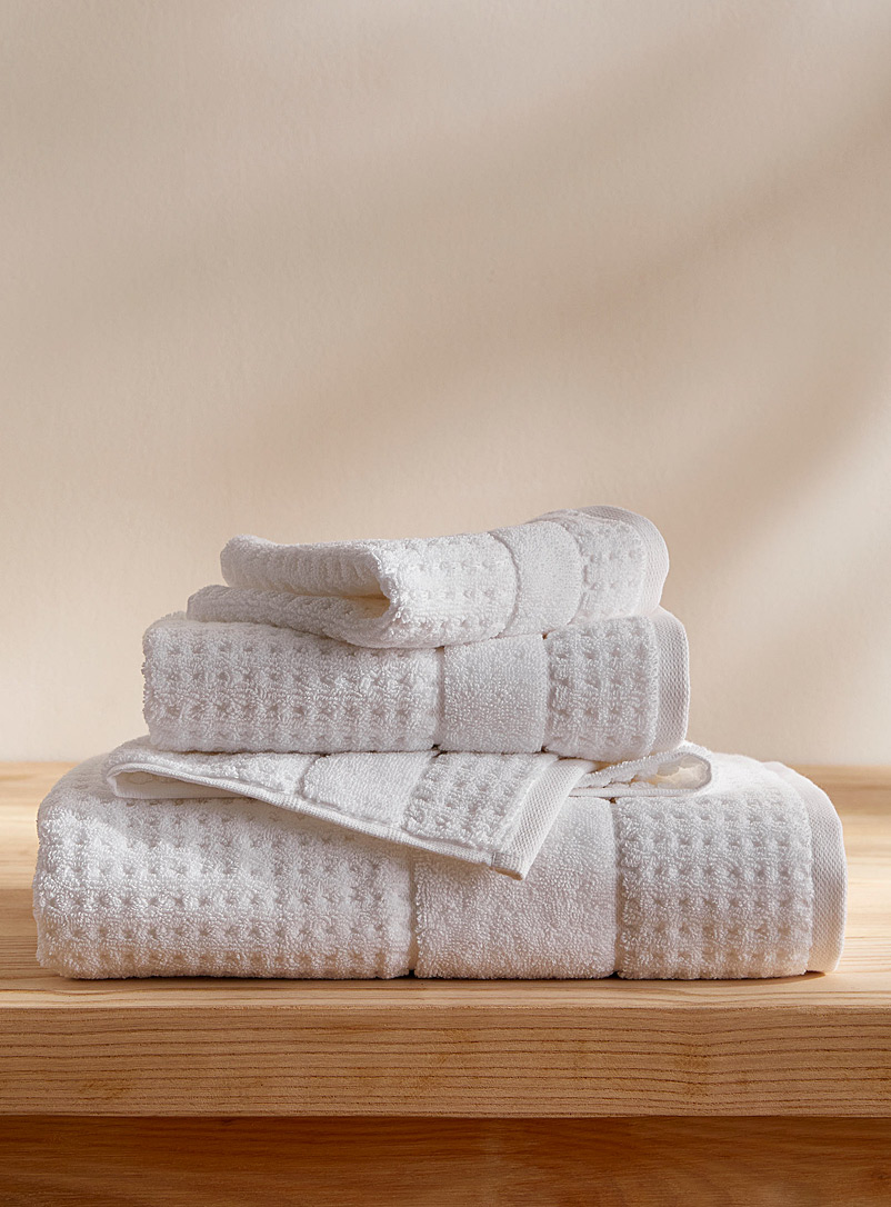 Ultra-soft brushed Turkish cotton towels Durable and enveloping, waffled texture | Simons Maison | Solid Bath Towels | Bathroom | Simons