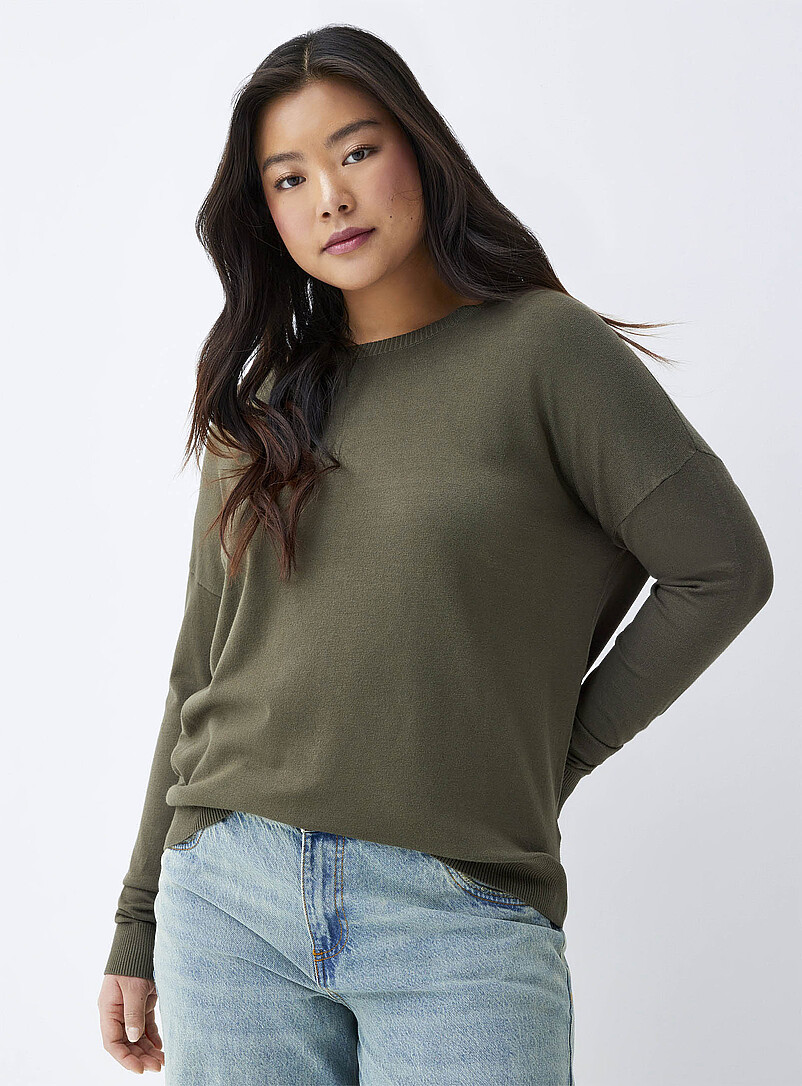 Twik: Le chandail ample col rond Vert assorti pour femme
