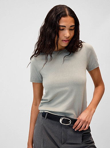 Short sleeves flowy knit sweater