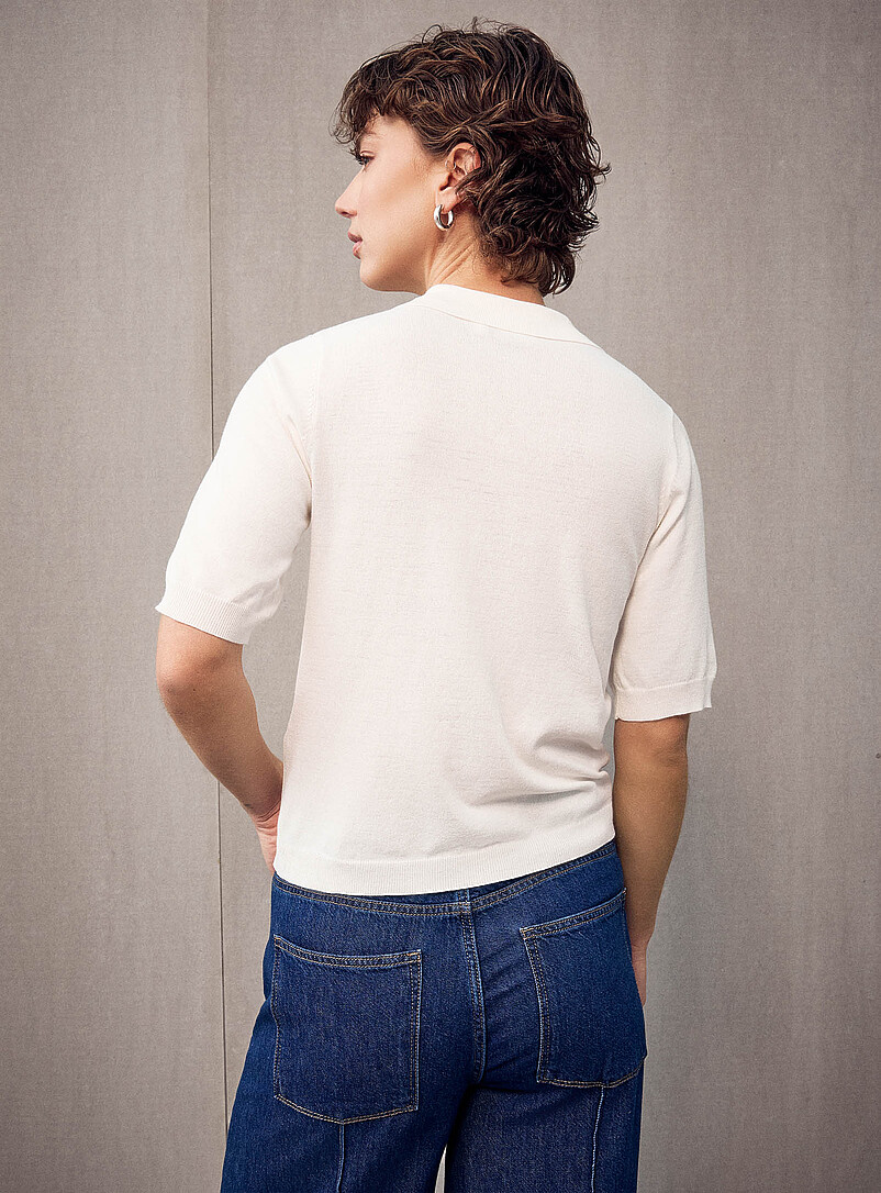 Kaffe: Le polo boutons boucles scintillants Blanc cass&eacute; pour femme