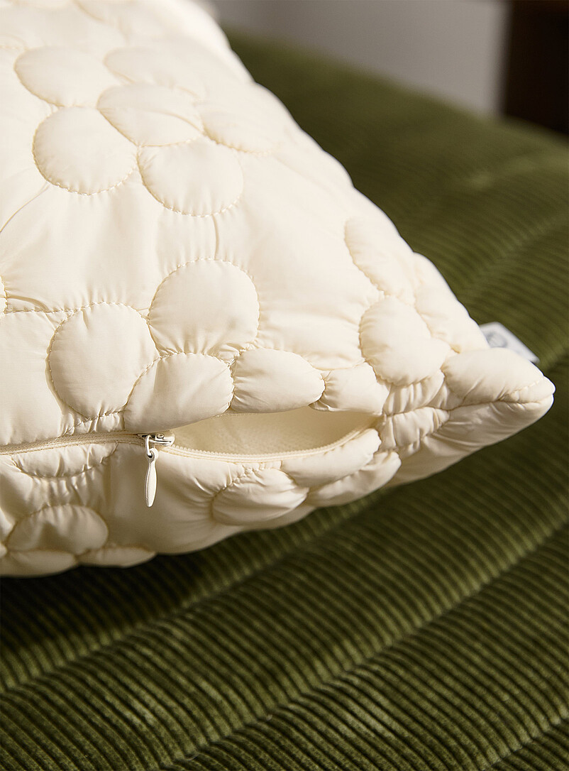 Simons Maison: Le coussin d&eacute;houssable fleurs matelass&eacute;es fine toile 45 x 45 cm Blanc cass&eacute;
