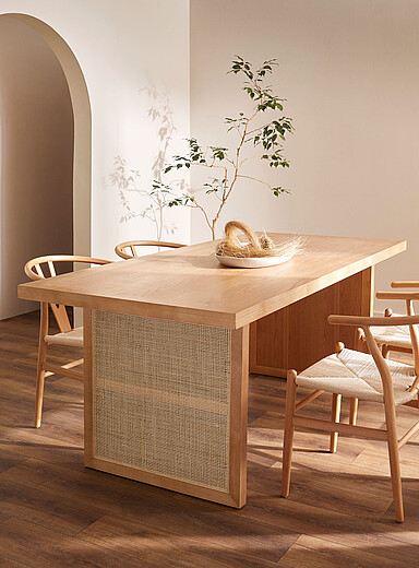 La table en ch&ecirc;ne panneaux d'osier