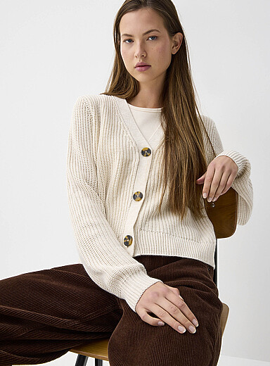 Le cardigan &eacute;court&eacute; c&ocirc;tes perl&eacute;es &agrave; boutons