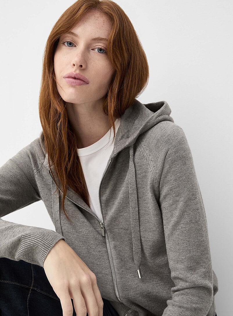 Contemporaine: La veste &agrave; capuche doux tricot unie Noir pour femme