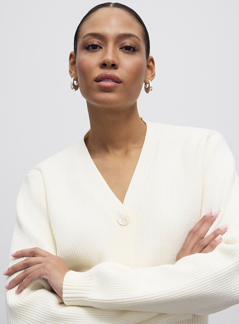 Contemporaine: Le cardigan c&ocirc;tes perl&eacute;es col V Blanc cass&eacute; pour femme