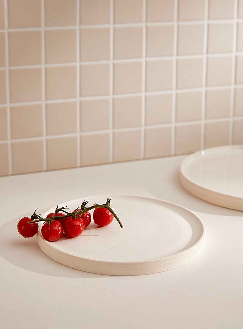 L'Atelier Em: La petite assiette blanche céramique émaillée Blanc