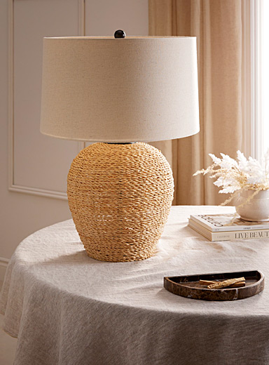 La lampe de table rotin enroul&eacute;
