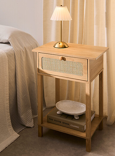 La table d'appoint fini naturel accent rotin